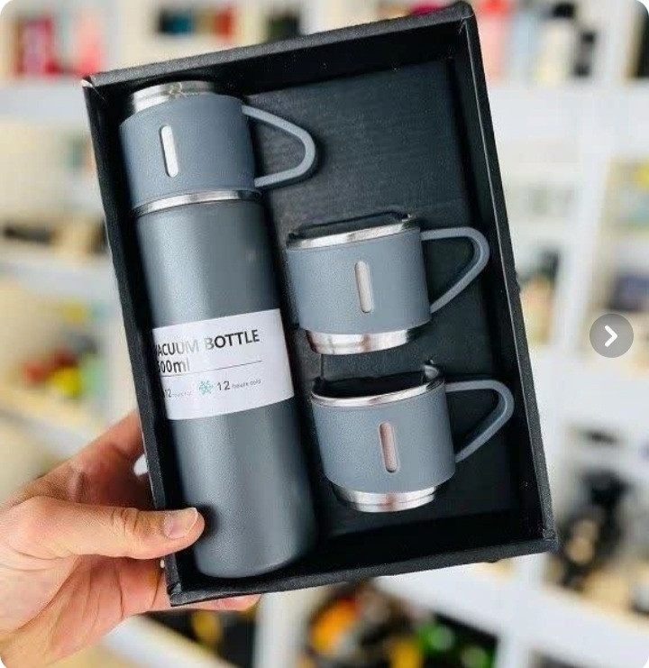 فلاسک مدل 3 کاپ گنجایش 0.5 لیتر به همراه لیوان مجموعه 3 عددی